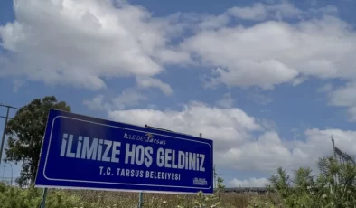Tarsus’un girişine ‘İlimize hoş geldiniz’ tabelası asıldı