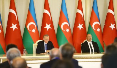 Cumhurbaşkanı Erdoğan Bakü’de resmi törenle karşılandı