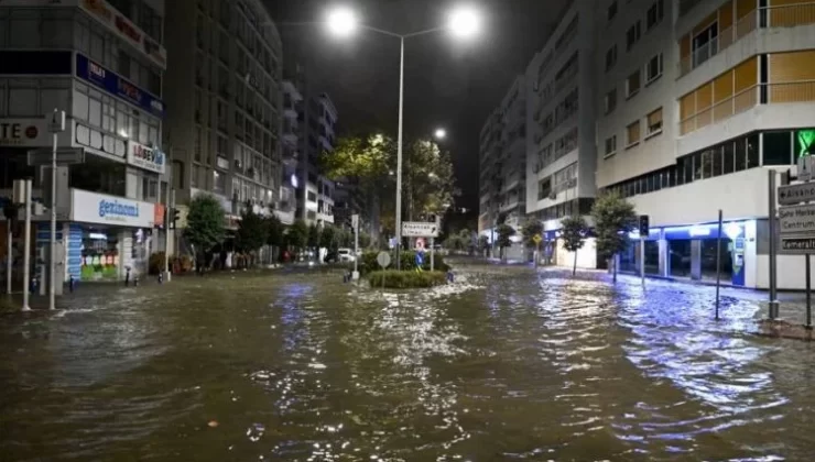 İzmir’de deniz taştı, sokaklar sular altında kaldı