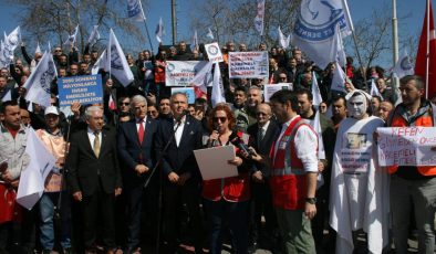 Emeklilikte adalet isteyenler Kadıköy’de bir araya geldi