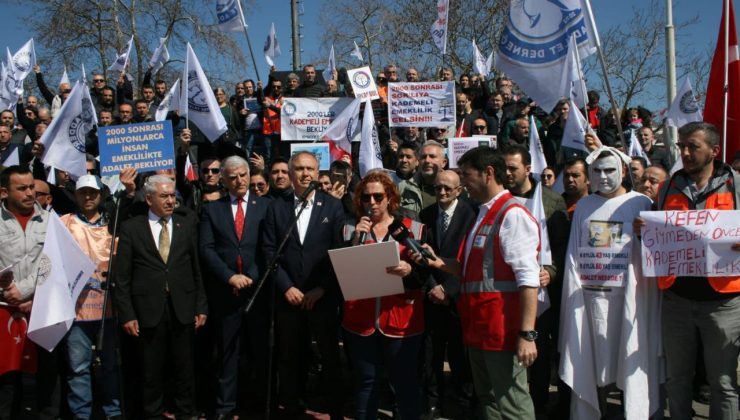 Emeklilikte adalet isteyenler Kadıköy’de bir araya geldi