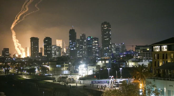 İran füzeleri Tel Aviv’i vurdu; Savunma Bakanlığı’nın yakınına düştü!